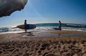 Παραλία - Πολίτες με σανίδα στην άμμο σε συνθήκες ζέστης και καύσωνα