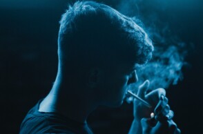 Νεαρός άνδρας καπνίζει