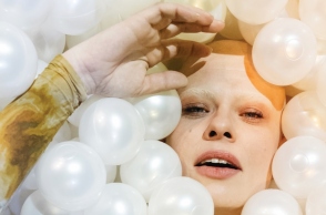 Η Kovacs στέλνει την κασέτα του καλοκαιριού.