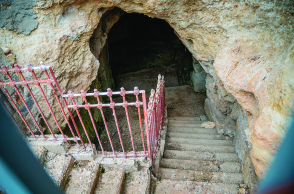 Η σπηλιά του Παρασκευά στην Καστέλλα ©Θανάσης Καρατζάς