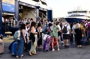 Αδειούχοι Αυγούστου στο λιμάνι του Πειραιά