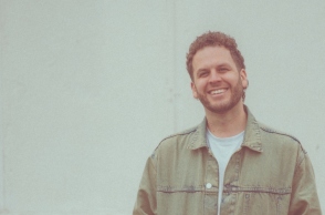 Ο Seba Campos μας στένει την κασέτα του καλοκαιριού.