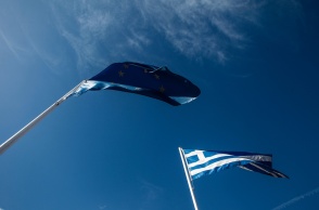 Ελληνική σημαία και σημαία της ΕΕ κυματίζουν