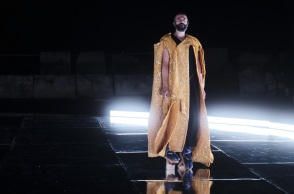 Περισσότεροι από 17.500 θεατές αποθέωσαν τα «Βατράχια» της Έφης Μπίρμπα, με τους Άρη Σερβετάλη και Μιχάλη Σαράντη, στο Αρχαίο Θέατρο της Επιδαύρου.