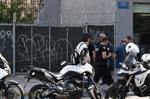 Αιματηρή καταδίωξη στον Κολωνό: Σε νόμιμη άμυνα ο αστυνομικός που πυροβόλησε και τραυμάτισε ληστή, σύμφωνα με στελέχη της ΕΛ.ΑΣ. - Το χρονικό του επεισοδίου.