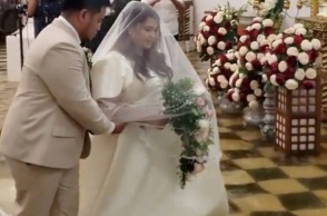 Φιλιππίνες: Γάμος τελέστηκε σε πλημμυρισμένο ναό μετά από το πέρασμα του τυφώνα Doksuri - Με αυτοσχέδια υποδήματα έφτασαν το ιερό οι νεόνυμφοι.