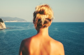 Ένα κορίτσι στην παραλία. 