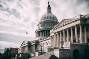 ΗΠΑ: Συναγερμός στο Καπιτώλιο ύστερα από αναφορές για ένοπλο σε κτίριο της Γερουσίας - Οι αρχές καλούν τους παριστάμενους να αναζητήσουν καταφύγιο. 