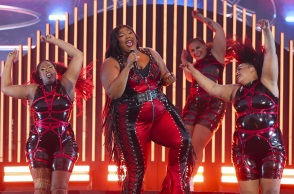 Η Lizzo κατηγορείται για σεξουαλική παρενόχληση και fat-shaming από πρώην χορεύτριές της