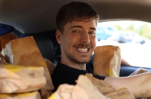Ο YouTuber MrBeast μηνύει την εταιρεία πίσω από την αλυσίδα γρήγορου φαγητού του για «μη βρώσιμα» μπέργκερ - Υποστηρίζει ότι η φήμη του «βλάπτεται ανεπανόρθωτα».
