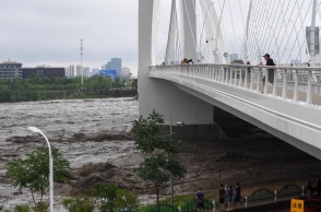 Κίνα: Οι πρόσφατες βροχοπτώσεις στο Πεκίνο είναι οι σφοδρότερες εδώ και τουλάχιστον 140 χρόνια - Βουνά σκουπιδιών και συντρίμμια πλέουν στο νερό.