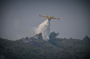 Εναέριο μέσο για την κατάσβεση φωτιάς στη Σάμο