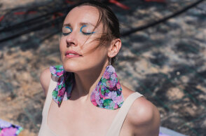 Μοντέλα με ρούχα και αξεσουάρ της συλλογής Feelings του brand m.k.e textiles