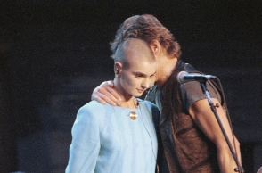 Όταν ο Kris Kristofferson προσπάθησε να παρηγορήσει τη Sinead O'Connor - Οι δύσκολες στιγμές και οι στίχοι που της αφιέρωσε μετά από χρόνια.