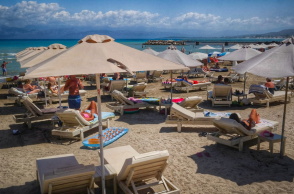 Ξαπλώστρες σε παραλία