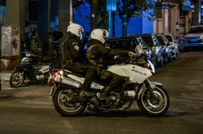 Αστυνομικοί πάνω σε μηχανή της ΕΛ.ΑΣ.