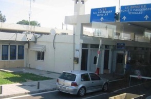 Ο Βούλγαρος που κατέβασε την ελληνική σημαία προσπάθησε να διαφύγει - Συνελήφθη από τις βουλγαρικές αρχές - Καταδικάζει την ενέργειά του η πρεσβεία.