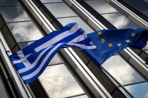 Ελληνική σημαία και σημαία της ΕΕ κυματίζουν