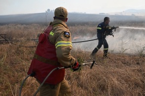 Μάχη με τις φλόγες σε χαράδρες δίνουν οι πυροσβέστες στο Σοφό Ασπροπύργου - Επιχειρούν ισχυρές δυνάμεις - Υπό έλεγχο η πυρκαγιά σε εργοστάσιο ανακύκλωσης.