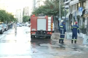 Πυροσβεστικό όχημα στην οδό Ερμού μετά από πλημμύρα από σπάσιμο αγωγού