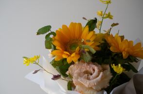 Μπουκέτο με ήλιους και άλλα λουλούδια για τους εορτάζοντες σήμερα 7 Αυγούστου 2023