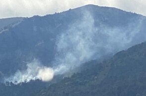 Φωτιά στον Όλυμπο - Καπνός ξεπηδά μέσα από δύσβατη, πευκόφυτη περιοχή