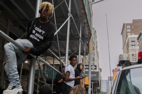 ΗΠΑ: Για «υποκίνηση ταραχών» κατηγορείται ο influencer Κάι Σένατ μετά τις συγκρούσεις νεαρών με την αστυνομία στη Νέα Υόρκη - 65 συλλήψεις.