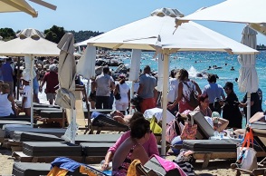 Κίνημα της Πετσέτας: Διαμαρτυρίες στη Νικήτη και την Ποτίδαια  - Κινητοποίηση πολιτών με αίτημα την ελεύθερη πρόσβαση στις παραλίες.