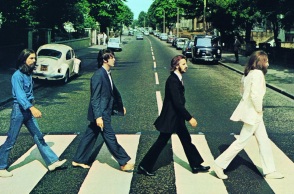 Σαν σήμερα 8 Αυγούστου: Το 1969, οι Beatles φωτογραφίζονται στην Abbey Road από τον Ίαν Μακμίλαν - Η θεωρία συνωμοσίας για τον θάνατο του Πολ ΜακΚάρτνεϊ.