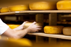 Ιταλία: Τυροκόμος σκοτώθηκε θαμμένος κάτω από χιλιάδες κεφάλια τυριού στη Λομβαρδία - Αλυσιδωτή πτώση επέφερε τον θάνατο σε αποθήκη φύλαξης.