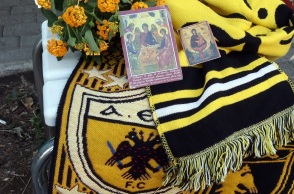 Κασκόλ και λουλούδια στη Νέα Φιλαδέλφεια