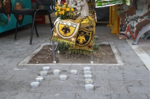 Λίγα κεράκια σχηματίζουν το όνομα του 22χρονου που δολοφονήθηκε με αλλεπάλληλες μαχαιριές έξω από το γήπεδο της ΑΕΚ μετά από συμπλοκή χούλιγκαν