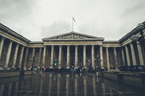 Λονδίνο: Ένας άνδρας τραυματίστηκε με μαχαίρι στην είσοδο του Βρετανικού Μουσείου - Για «μεμονωμένο επεισόδιο» κάνει λόγο η αστυνομία.