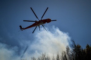 Εναέριες δυνάμεις επιχειρούν για την κατάσβεση φωτιάς - Η κάτω όψη πυροσβεστικού αεροσκάφους