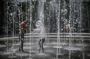 Παιδί με τον μπαμπά του δροσίζονται σε σιντριβάνι