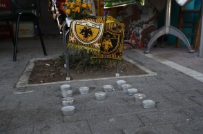 Λίγα λουλούδια και ένα κασκόλ της ΑΕΚ στο σημείο της δολοφονίας του 29χρονου Μιχάλη στη Νέα Φιλαδέλφεια