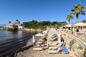 Ξαπλώστρες σε παραλία της Κέρκυρας