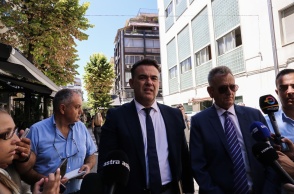 Οι συνήγοροι έξω από το κτίριο της εισαγγελίας όπου απολογήθηκε και κρίθηκε προφυλακιστέος ο 53χρονος για τον ξυλοδαρμό της συζύγου του 