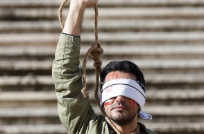 Ιράν: Πέντε άνδρες εκτελέστηκαν για τον βιασμό μιας γυναίκας - Ρεκόρ στους απαγχονισμούς καταγράφει η χώρα - Τα στοιχεία της Διεθνούς Αμνηστίας.