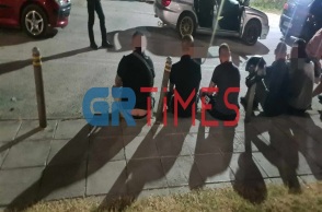 Καθισμένοι ο ένας δίπλα από τον άλλον οι 16 που προσήχθησαν στη Θεσσαλονίκη