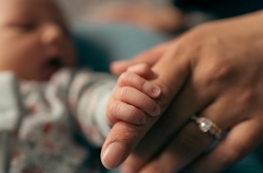 Χανιά - υπόθεση παράνομων υιοθεσιών: Στον εισαγγελέα οι εννέα συλληφθέντες - Πώς έφτασε στα ίχνη τους η αστυνομία - Η μεθοδολογία του κυκλώματος.