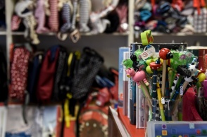Σχολικά είδη όπως στυλό και τσάντες παραταγμένα σε κατάστημα