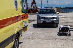 Ασθενοφόρο και όχημα του λιμενικού σε λιμάνι - Φορείο έτοιμο να παραλάβει ασθενή