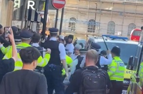 Λονδίνο: Ένταση και επεισόδια στην Όξφορντ Στριτ έπειτα από πρόσκληση για μαζική λεηλασία καταστήματος στο TikTok - Εκατοντάδες ανταποκρίθηκαν στο κάλεσμα.