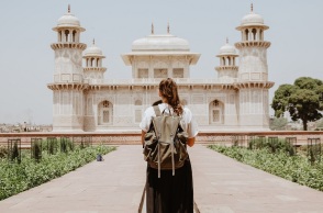 Μια γυναίκα έξω από τον τάφο του I'timād-ud-Daulah στην Ινδία. 
