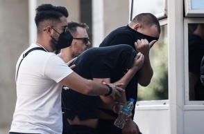 Ενώπιον των ανακριτών με κρυμμένο το πρόσωπό τους οι 30 πρώτοι συλληφθέντες για τη δολοφονία του 29χρονου Μιχάλη Κατσουρή και τα επεισόδια στη Νέα Φιλαδέλφεια