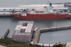 Βρετανία: Μετανάστες απομακρύνονται από τη φορτηγίδα όπου είχαν εγκατασταθεί από τις αρχές, μετά τον εντοπισμό του βακτηρίου Legionella στην παροχή νερού.