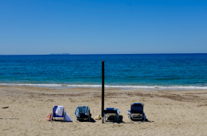 Ξαπλώστρες στην παραλία Αλμυρού στην Κέρκυρα