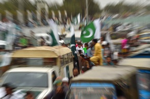 Πακιστάν: Πλήθος επιτίθεται σε εκκλησίες έπειτα από κατηγορίες για βεβήλωση του Κορανίου από χριστιανούς - Καταγγέλλονται βανδαλισμοί και πλιάτσικο.