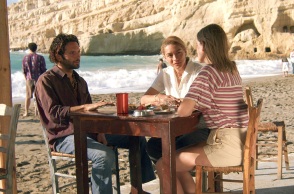 «Η παραλία»: Φωτογραφίες στα Μάταλα από τα γυρίσματα της νέας σειράς της ΕΡΤ - Γνωρίστε τους πρωταγωνιστικούς ρόλους και την υπόθεση.